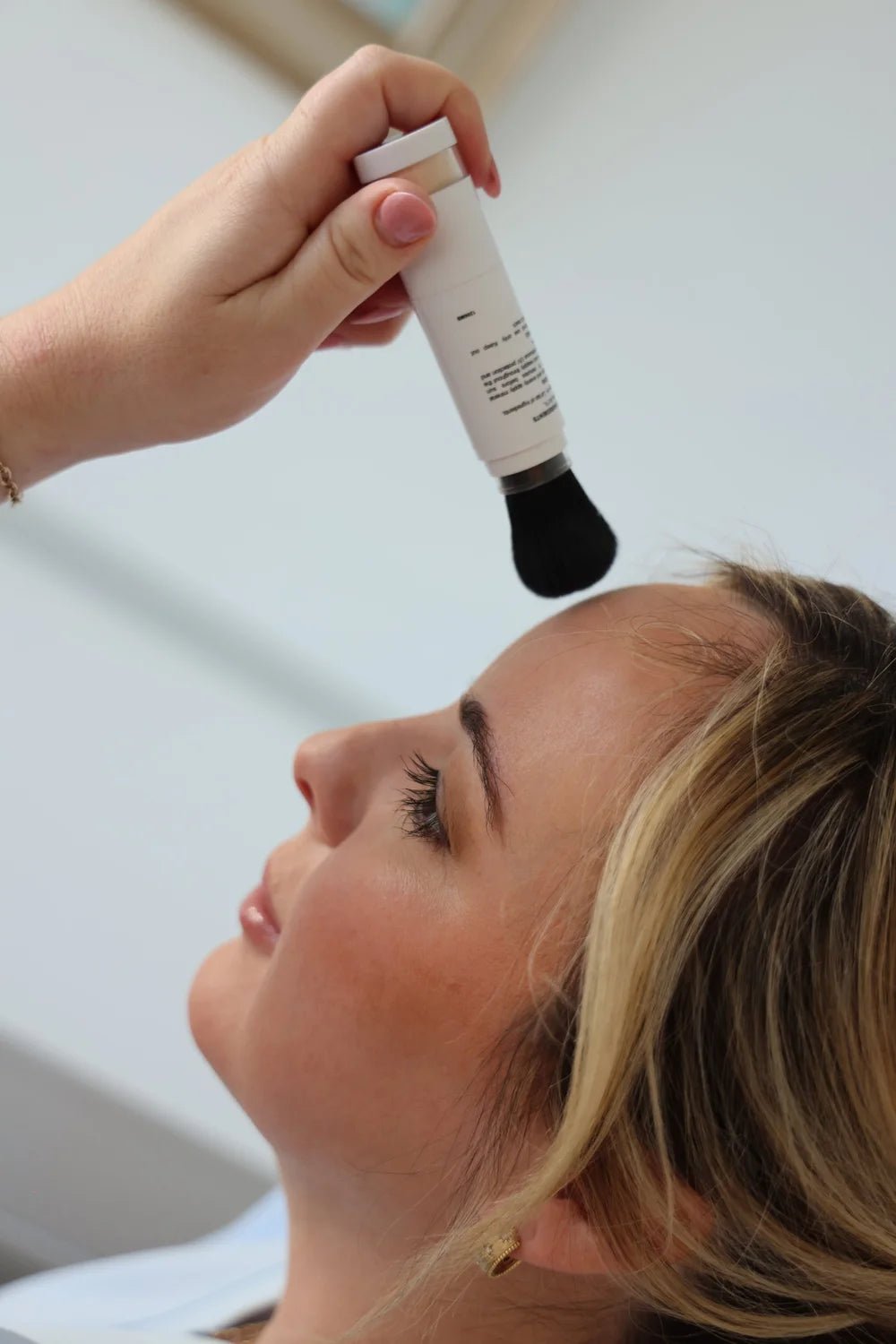 Dr Kingslea ReApply Brush - On Sunscreen - The Look and Co