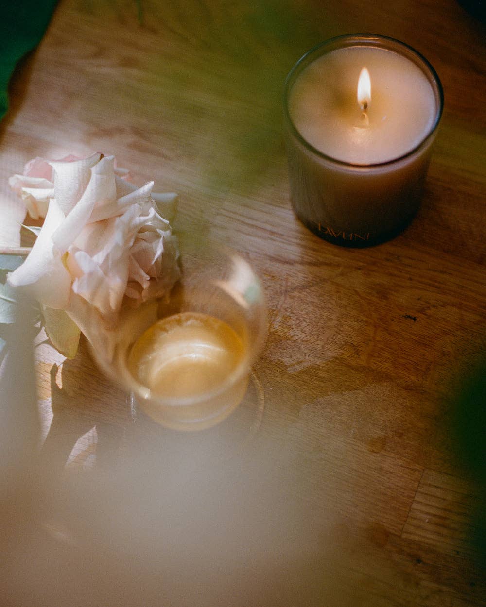 Lavune - N˚07 Rosewood Candle | Bruised Rose & Sandalwood - The Look and Co
