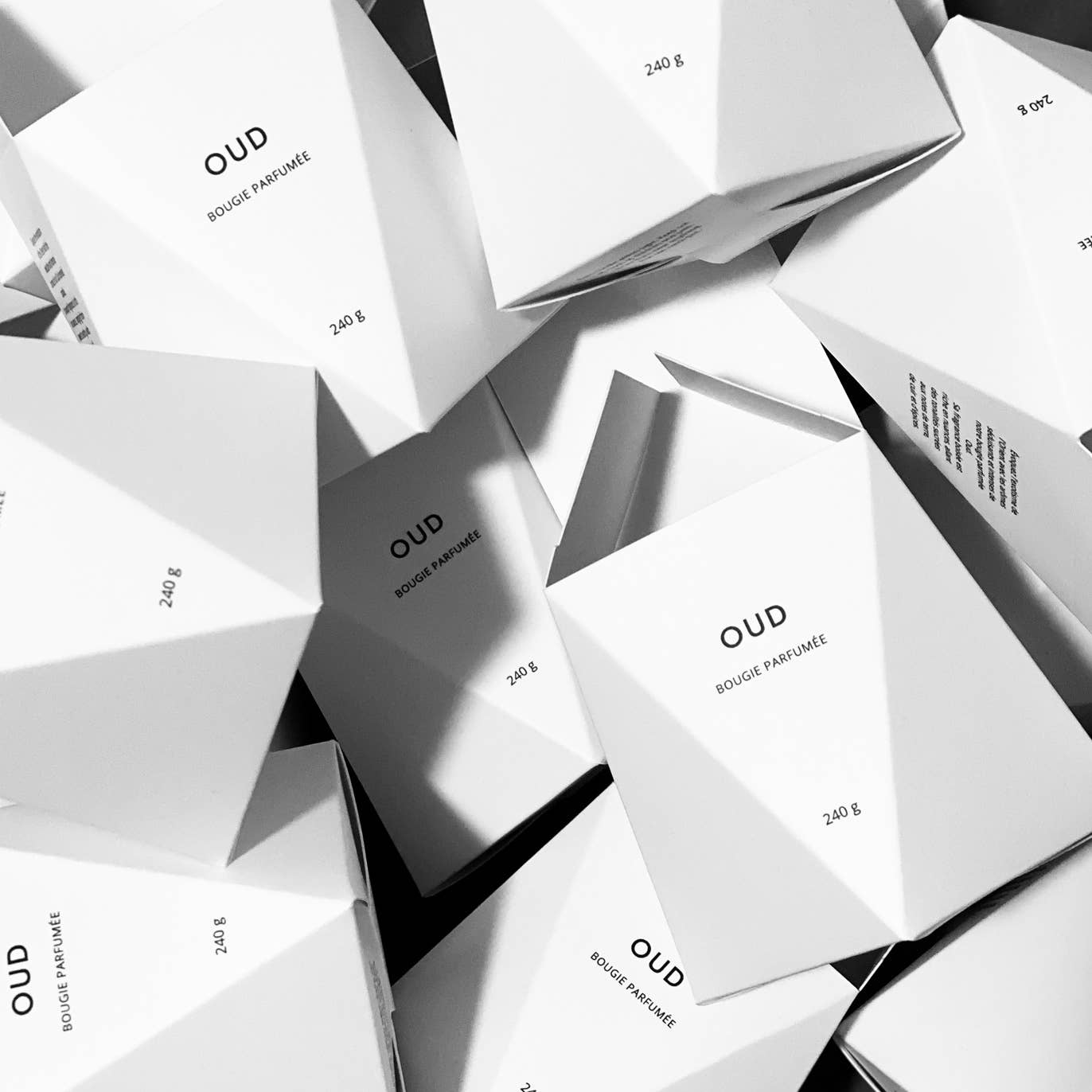 Les Citadines - Oud Scented Candle - The Look and Co
