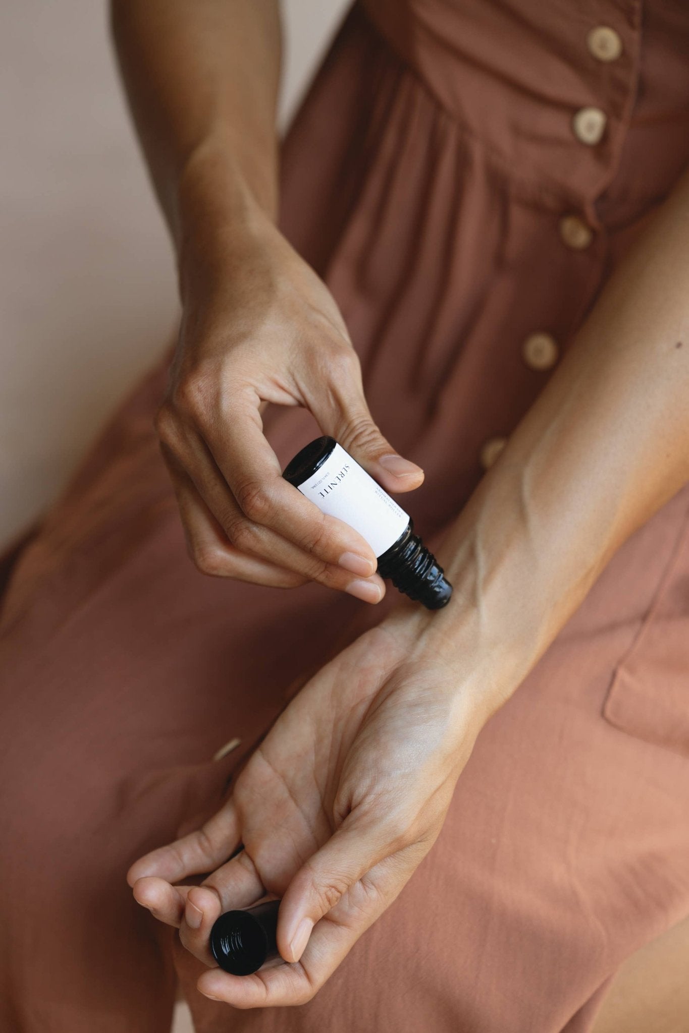 Cedar and Myrrh - FRAÎCHEUR Aromatherapy Roller - The Look and Co