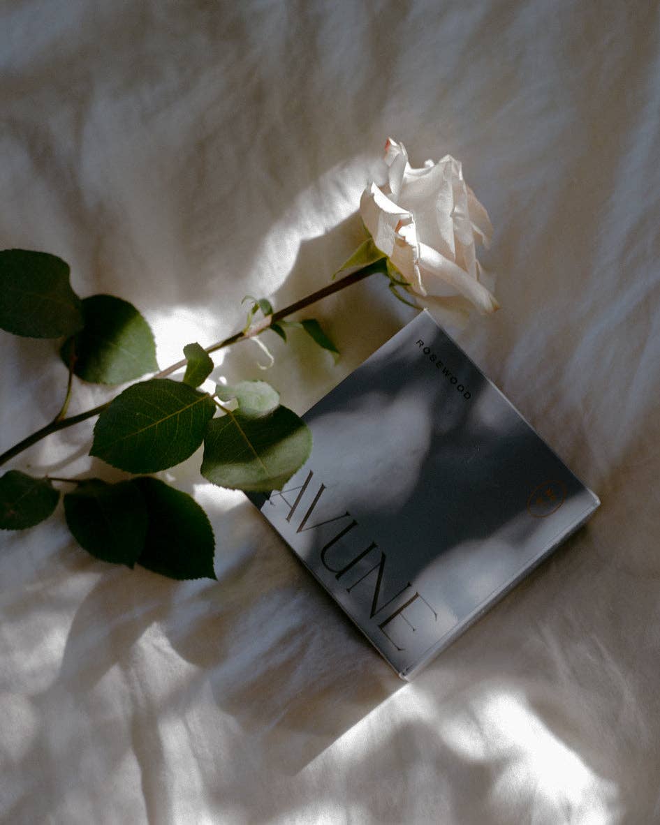 Lavune - N˚07 Rosewood Candle | Bruised Rose &amp; Sandalwood - The Look and Co