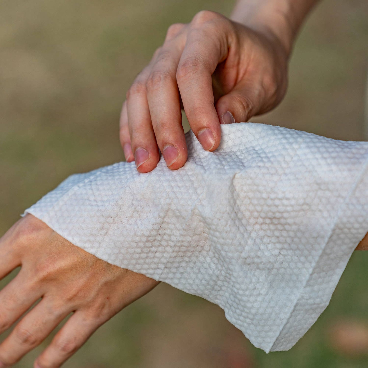 Luna Naturals - Bug Repellent Wipes | Lemon Eucalyptus Oil | 15 Pack - The Look and Co
