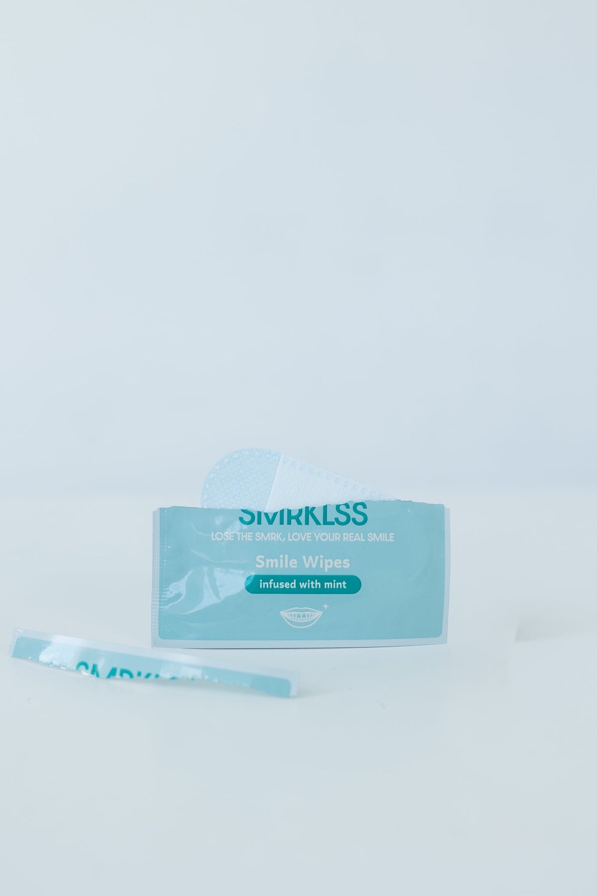 SMRKLSS Smile Wipes - The Look and Co
